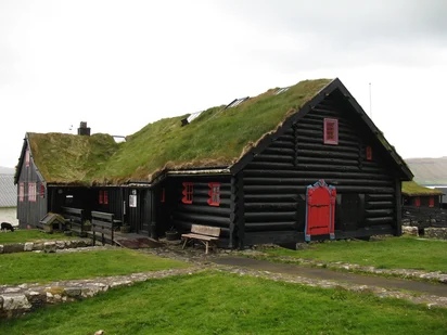 Kirkjubøargarður - один из старейших обитаемых деревянных домов в мире, датируется приблизительно XI в. В 1100 году здесь размещались епископская резиденция и семинария. Kirkjubøargarður - один из старейших обитаемых деревянных домов в мире, датируется приблизительно XI в. В 1100 году здесь размещались епископская резиденция и семинария.